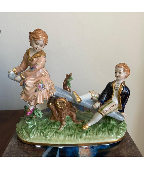 imagem de Escultura Jovens Gangorra 22cm - EPC342